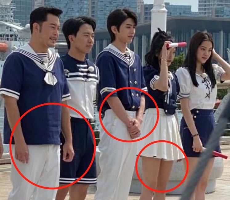  短裙|吴宣仪穿短裙站在蔡徐坤旁边，细看蔡徐坤双手动作，绅士手没错了