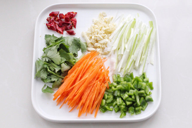 得嗦|三伏天就馋这面食,香辣劲道实在太好吃了,每次都得嗦上两大碗!