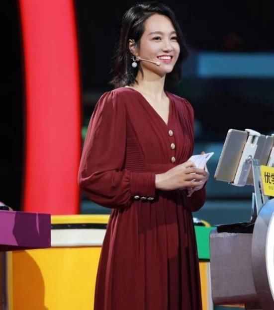 朱丹|朱丹为了减龄,第一次画“韩式咬唇妆”,终究还是翻车了