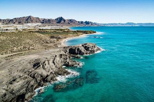  日光浴|西班牙52岁大妈海滩未着丝缕日光浴，被30岁非裔男子侵犯并偷走随身物