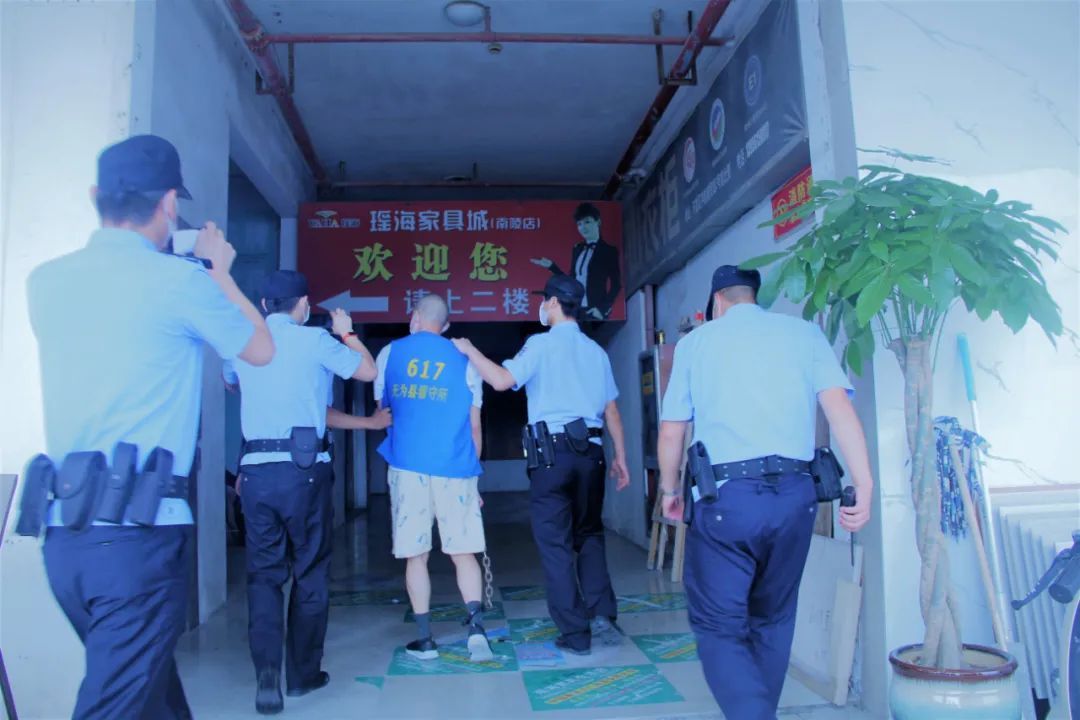  押解|南陵警方押解2020.6.10专案主要犯罪嫌疑人公开指认现场