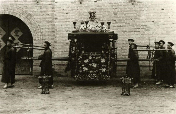 花甲|新娘猝死，花甲老翁惊现棺中，谜团重重，真相为何？