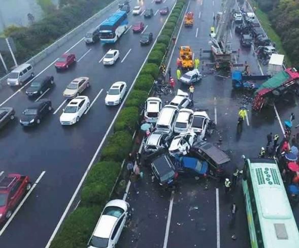 妻子|女子高速抢夺方向盘，被老公一脚踹下车，网友：换我也踹