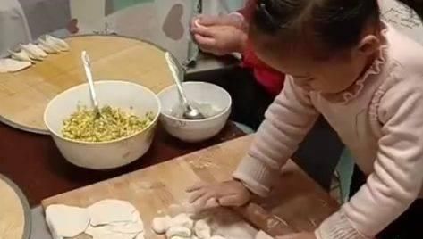  动作|两姐妹花萌娃合伙包饺子，动作娴熟胜大人，网友：自愧不如！