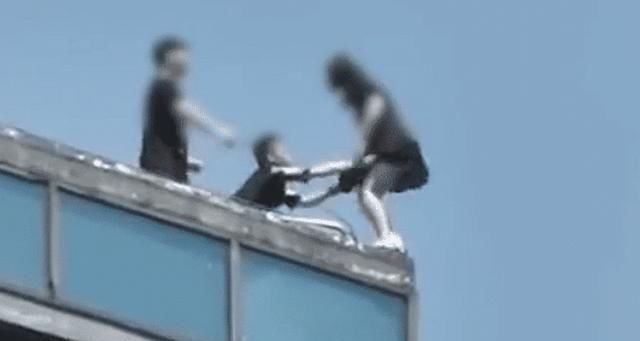 面前还|女子以跳水姿态站在三十层天台,面前一男子跪地乞求,画面令人揪心