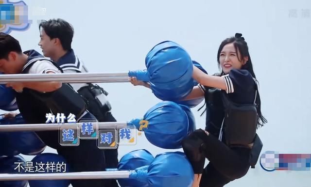 举动|蔡徐坤跟吴宣仪玩搏击,谁留意到蔡徐坤举动“钢铁直男”没错了