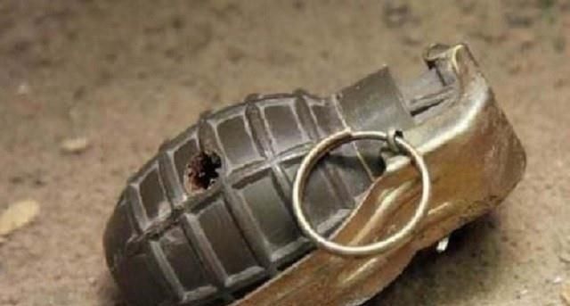  手榴弹|挂在士兵身上的手榴弹，被子弹击中后会爆炸吗？不要再被骗了