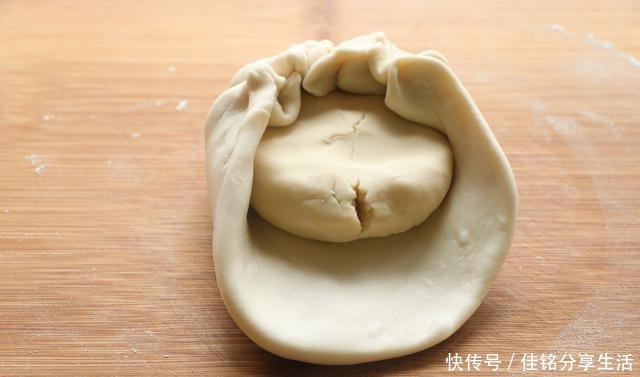 老少皆宜|中式月饼最爱这款,层层酥脆,鲜嫩多汁,做给家人吃,老少皆宜!