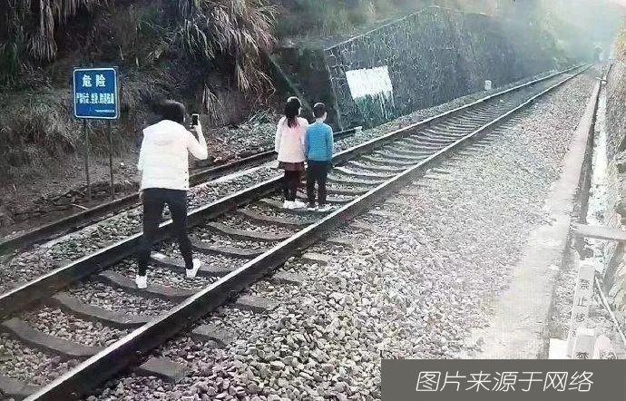  逼停|急刹！三名大学生竟逼停火车，这已经不是第一次……