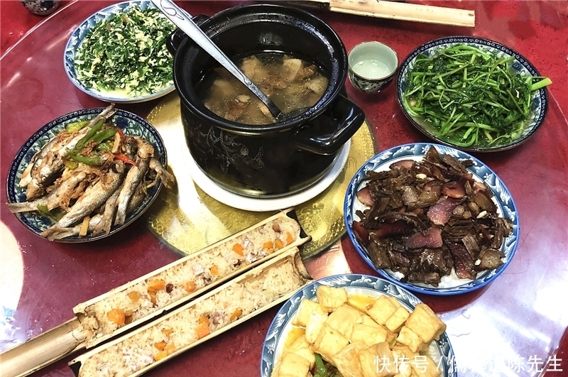 竹筒饭|三个女人自驾游，没有攻略边走边吃，品尝特色美食遭网友吐槽