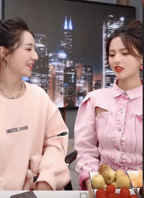  现身|杨超越现身薇娅直播间，粉色套装少女感满满，坦言被郭京飞误认为婶子