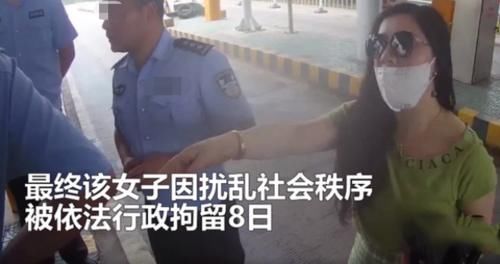 过路费|女司机不交过路费想过杆,被阻拦后放狠话:我上面有人,不用交