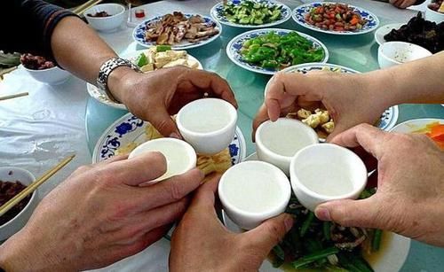 内行人|会喝酒的人旁边都会放一杯“白水”，内行人：学着点，都是经验！