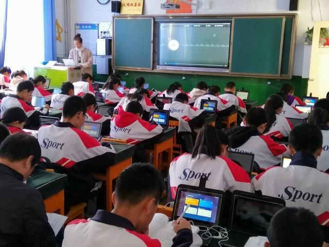 张蕴晗老师|中考生奔赴班主任婚礼现场，新娘子自诉，“从头哭到尾”