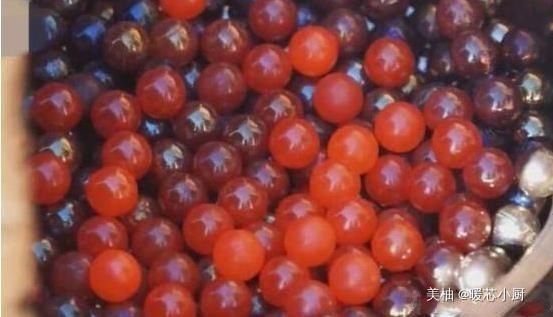 小吃|大叔卖“黑珠子小吃”,80元一盘,做的没卖得快,都等着急了