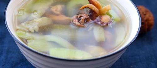  煮汤|墨鱼煮汤，骨头要不要去掉？煮了60年汤的奶奶：糟蹋了，怪可惜