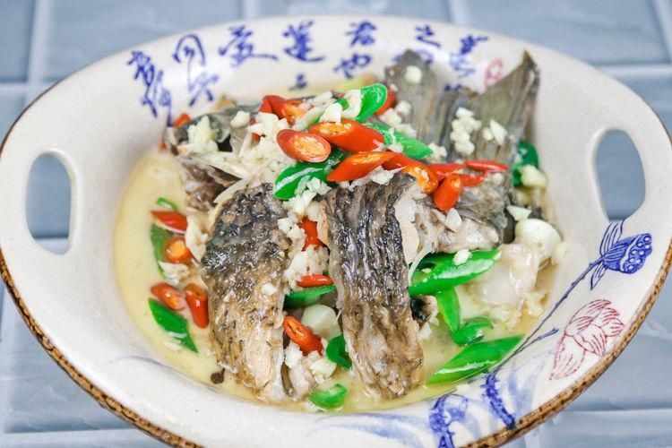 鲜辣|大厨分享线椒焖鲤鱼的经典做法,鲜辣开胃无腥味,好吃又下饭