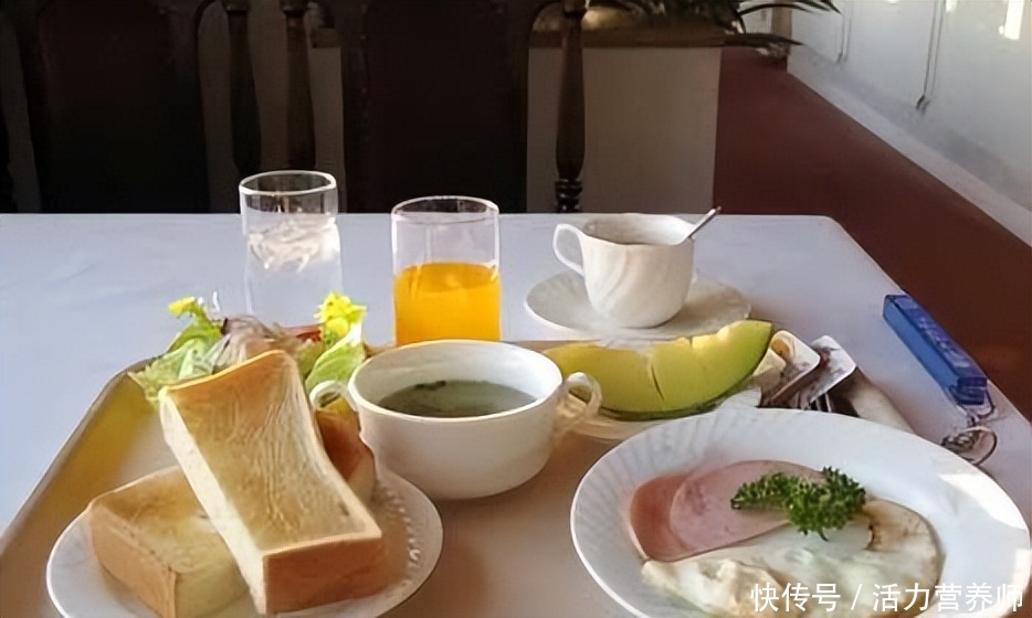 空腹喝水有什么好处与坏处(一直空腹喝水，危害比不吃早餐还要大？奉劝：3种水别再空腹喝了)