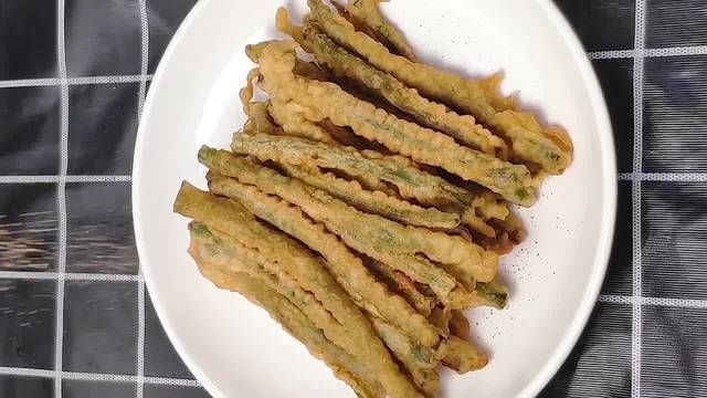 豆角|豆角新的做法，外酥里嫩麻辣鲜香，吃上几口再也停不下来