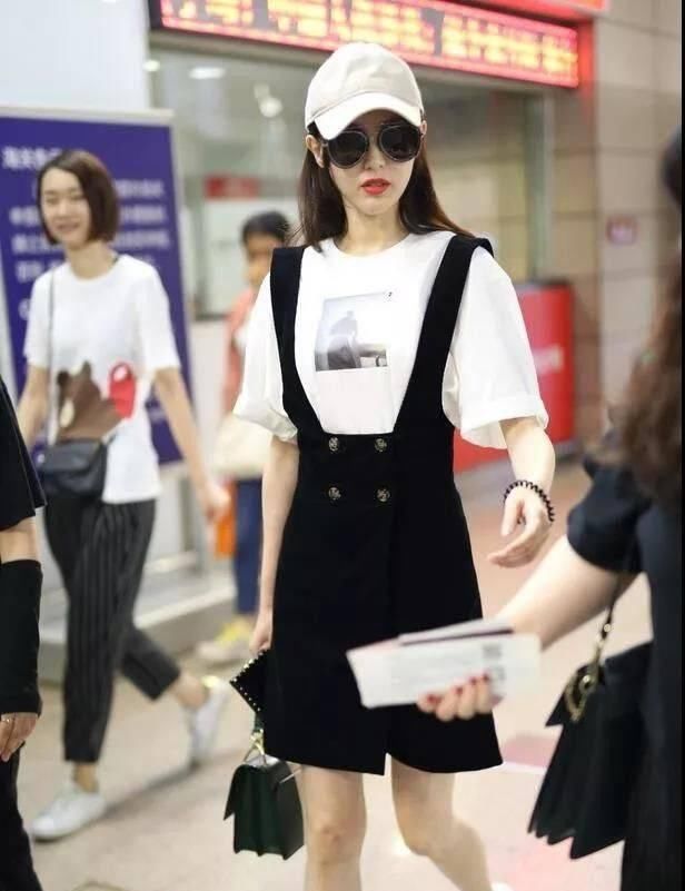  背景|唐嫣穿“学生装”简直了，秒变少女，配合背景毫无违和感