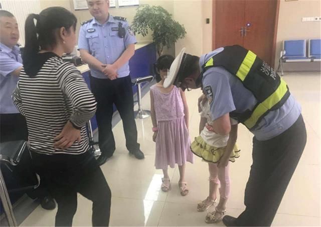 忍不住|小女孩在商城和父母走散,民警询问后父母名字后,忍不住笑出声了