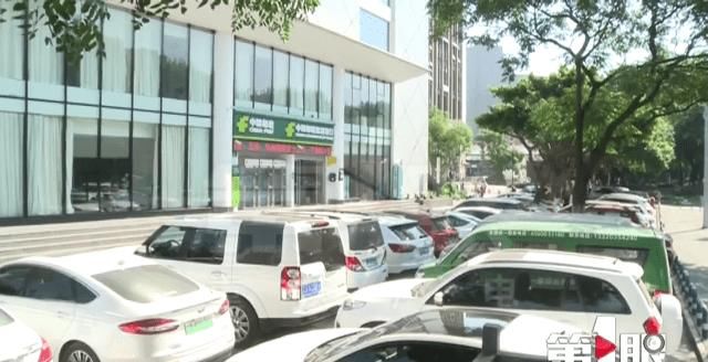 人通行|有点懵！人行道变停车场，还收费3元一小时