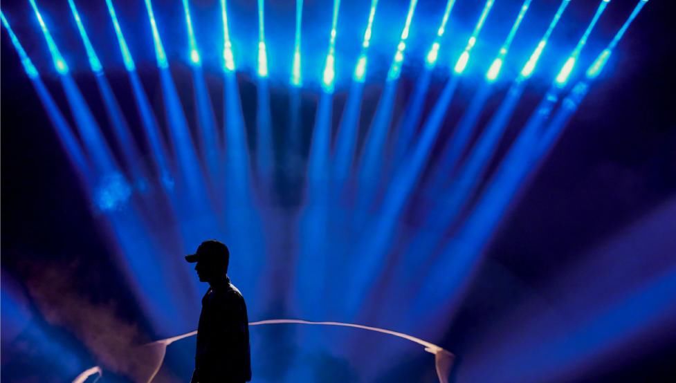  蔡徐坤|蔡徐坤和朱一龙两组风格迥异的舞台，你们更喜欢谁的呢？