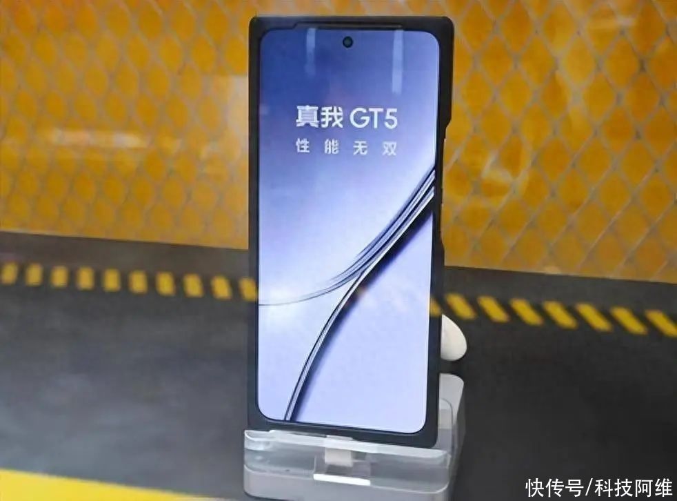 24GB+1TB+骁龙8Gen2，仅3799元还送耳机，堪称手机行业“新卷王”