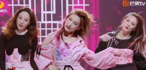  队长|郑希怡受伤，吴昕戏腔表演侧手翻，队长张雨绮情绪失控跑下台