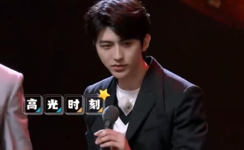 或许|蔡徐坤登台领奖时,谁注意到了baby浮夸的表情,导演组都没敢给其镜头