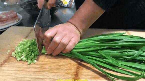  我家|韭菜别只会包饺子，冬天我家隔三差五这样吃，做法还简单，太香了