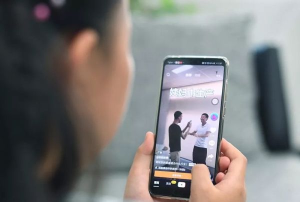 黄女士|沉迷抖音：9岁女孩浓妆艳抹，10岁女孩加30多个群做“生意”