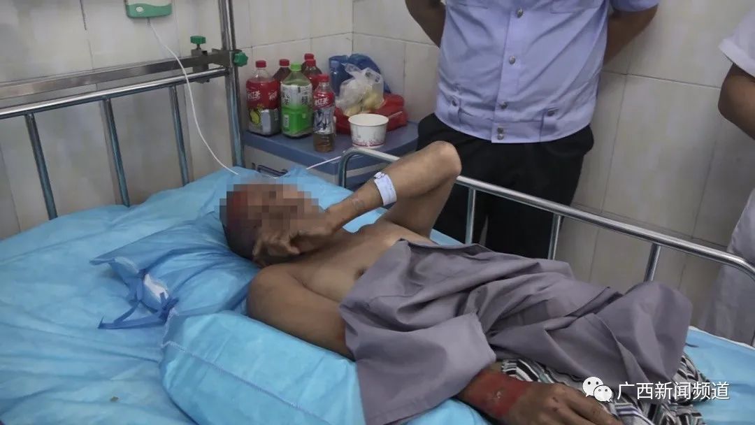 碾压|残疾人过公路惨遭车碾压,众人合力抬车救人的样子真暖心!