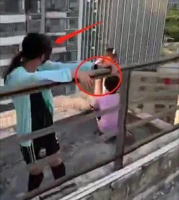 天台|3女孩天台玩死亡游戏？比阴谋论更可怕的是对是非的无视！