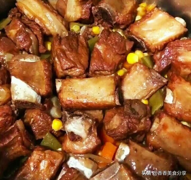  味道|香喷喷的排骨焖饭，做法很简单，味道不简单