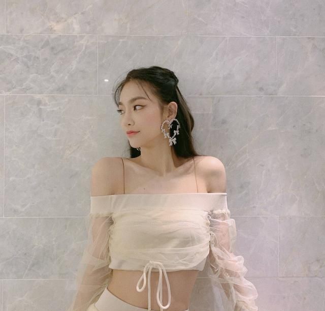  会显得比较|曾可妮女团造型不要太好看，少女心首饰迷人亮眼，减龄穿搭学起来