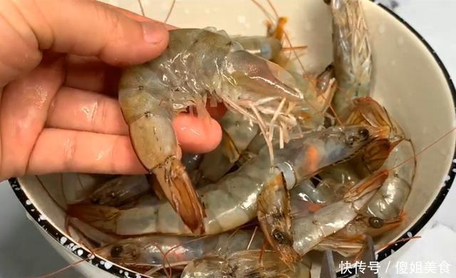 虾肉|煮大虾时,加水煮就错了,如此做,虾肉鲜嫩入味又好吃,太香了
