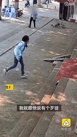 路边|路边店主勇出手 制服持刀行凶男子！身份果然不一般