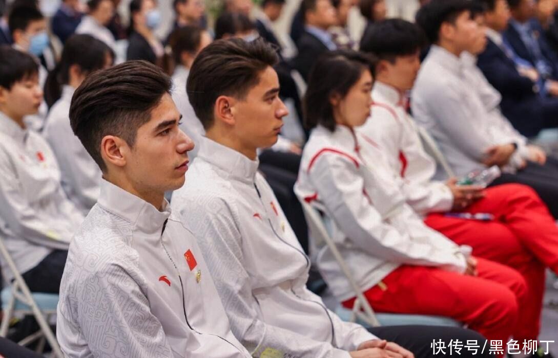刘氏兄弟首次穿中国队战袍亮相！不会唱《歌唱祖国》被质疑