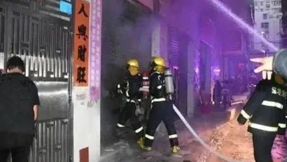  不顾|店铺凌晨突发大火，店主不顾阻拦冲进火海！接下来一幕......万幸！