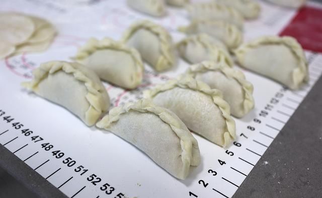  三伏天|三伏天，用这些菜做蒸饺，8分钟出锅，柔软香嫩，手抓着吃更过瘾