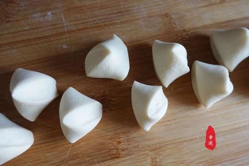 酥脆|酥脆鲜美的锅贴上桌了,皮儿颜色金黄有嚼劲,平时我就爱吃馅儿