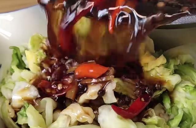 分享|居家分享酸辣腌包菜的好吃做法，香辣入味，甜酸爽口，家人都喜欢