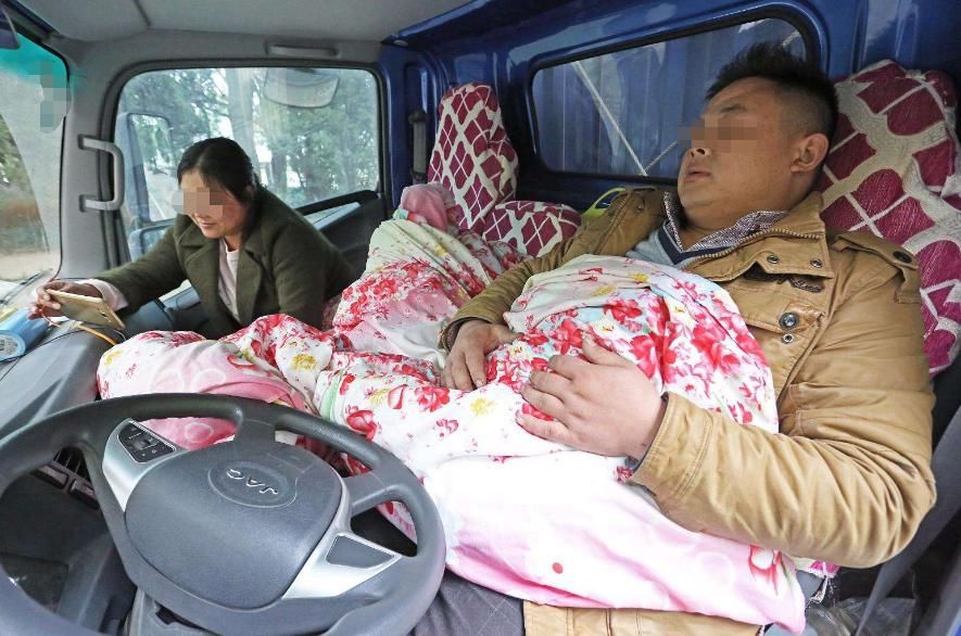  高速|女司机高速乱停车，躺在沟里酣睡，被交警叫醒还有“起床气”