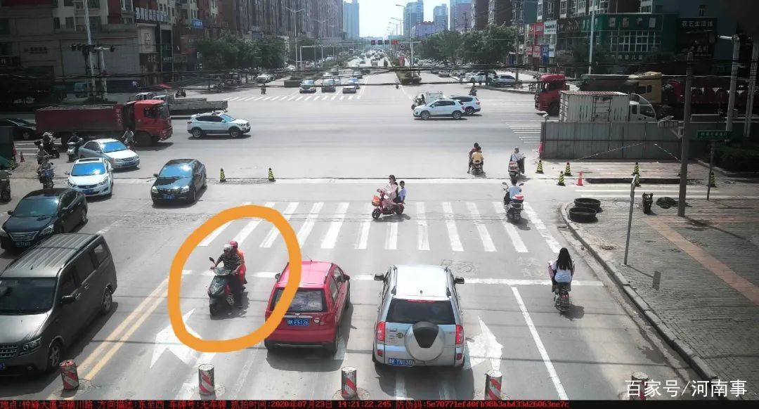 自行车|长葛交警监控：昨天，看谁家电动自行车及三、四轮车逆行、压线啦