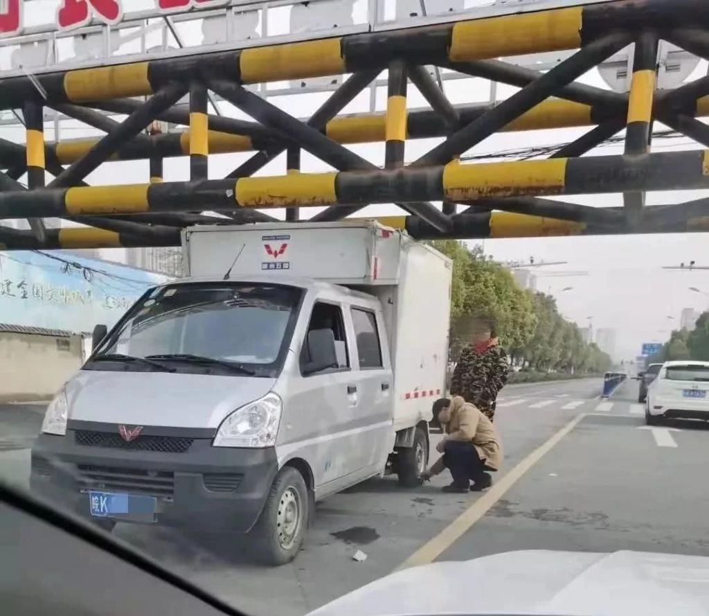  辆小货车|又是颍河闸！又又又撞上了...