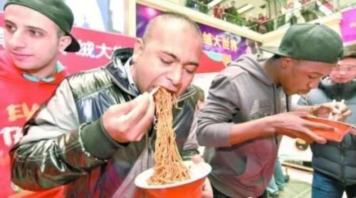 外国人|又一中国美食在英国火了,卖到80元一个,老外也爱不释手