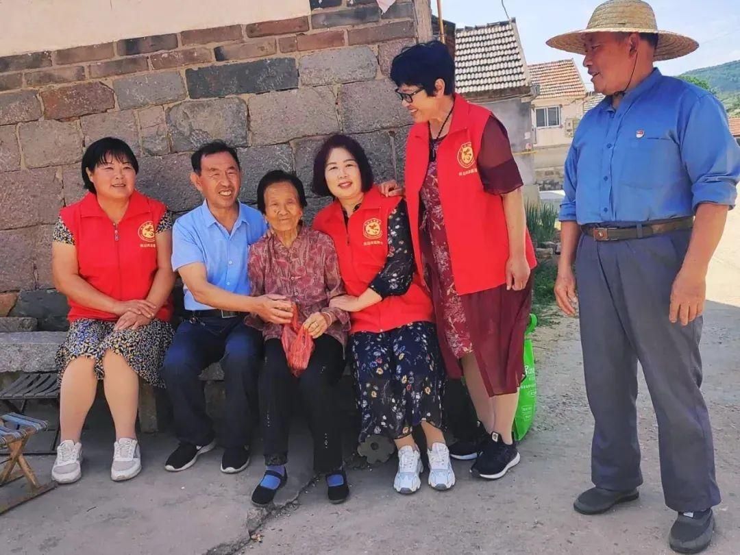 温暖|这就是文明乳山 | 一抹“志愿红” 温暖一座城