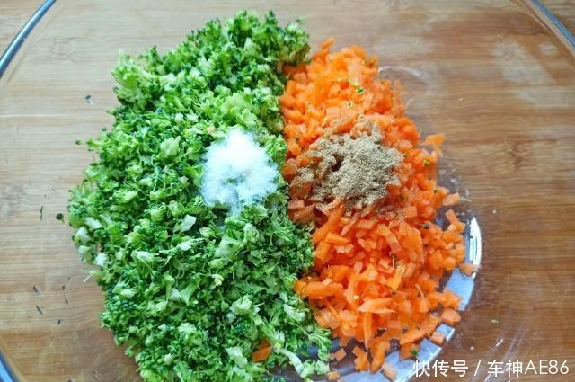 做法|这才是西兰花最好吃的做法,不炒不凉拌,比肉还香,一盘不够吃