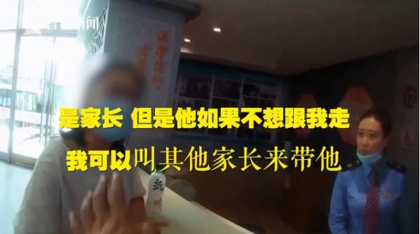  后民警|小男孩在车站走丢，民警得知原因哭笑不得，妈妈：让你打瞌睡